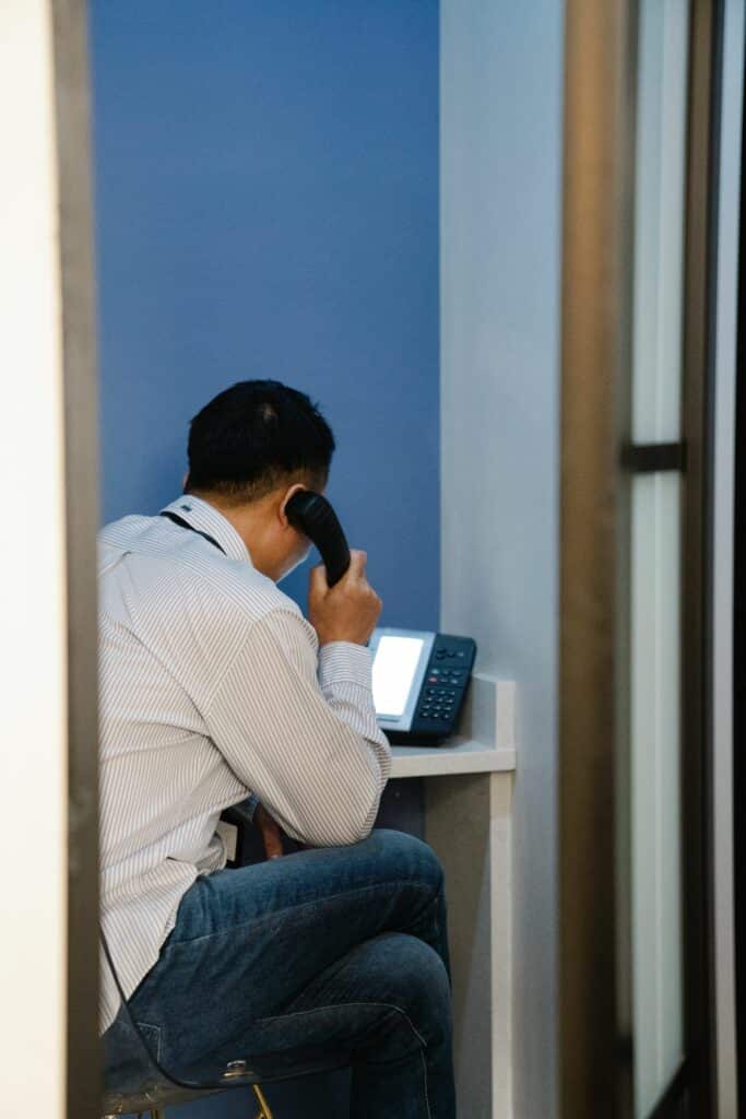 Paciente realizando su llamada telefónica semanal de diez minutos para comunicarse con sus familiares.