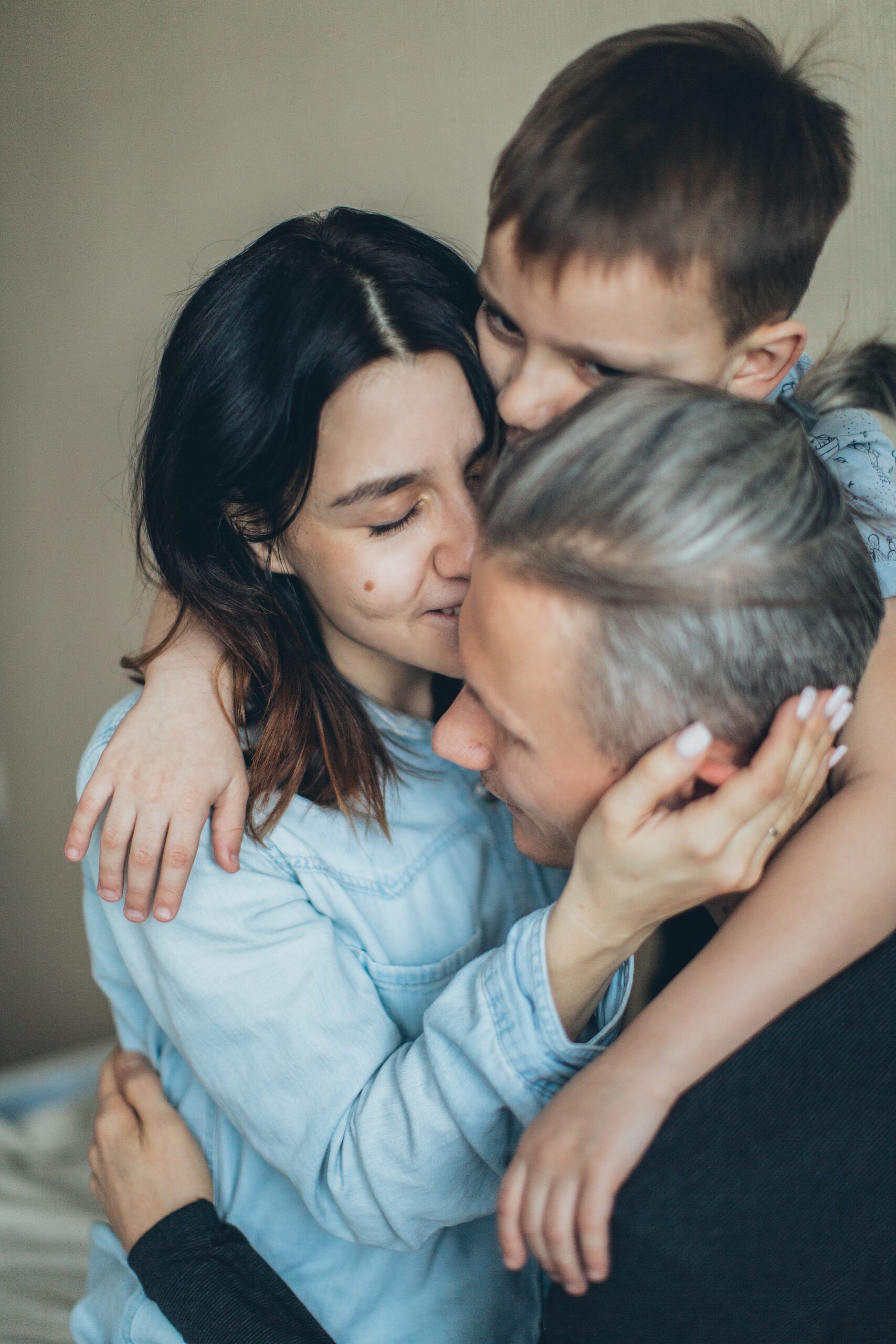 Familiares abrazándose durante una visita presencial de apoyo emocional.
